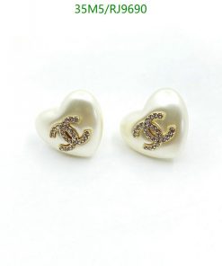 Pearl heart-shaped earrings with rhinestone logo.