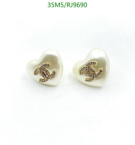 Pearl heart-shaped earrings with rhinestone logo.