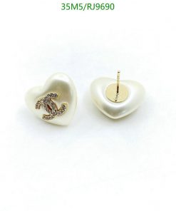 Pearl heart-shaped earrings with logo.