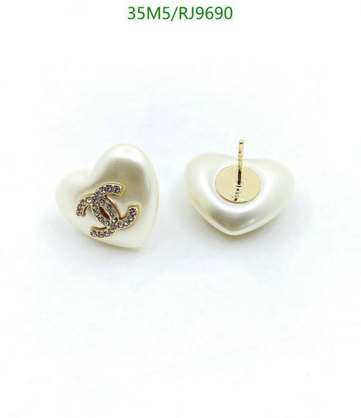 Pearl heart-shaped earrings with logo.