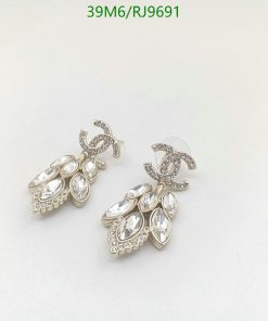 Elegant diamond-shaped crystal chandelier earrings.