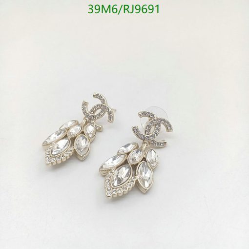Elegant diamond-shaped crystal chandelier earrings.