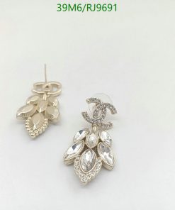 Elegant silver diamond-shaped chandelier earrings.