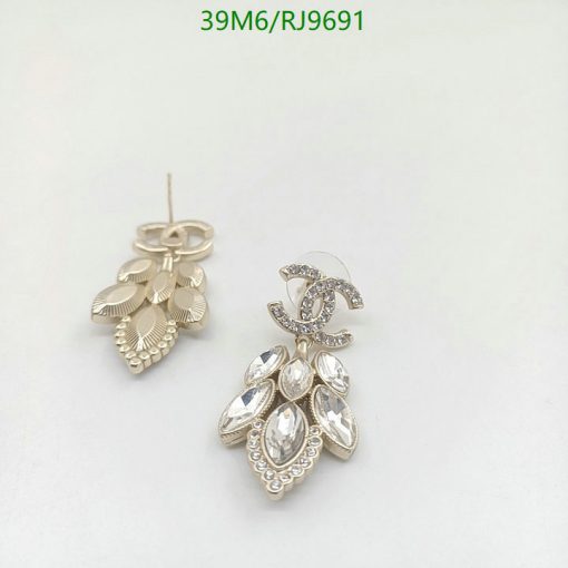 Elegant silver diamond-shaped chandelier earrings.