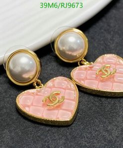 Elegant pearl and heart-shaped drop earrings.