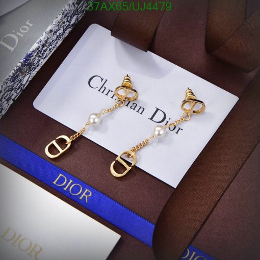 Elegant pearl gold earrings on branded packaging.