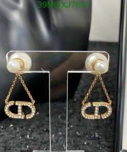 Pearl and gold chain link earrings.