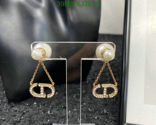 Pearl and gold chain link earrings.