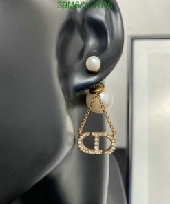 Elegant pearl and gold logo earring.