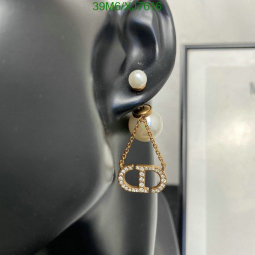 Elegant pearl and gold logo earring.