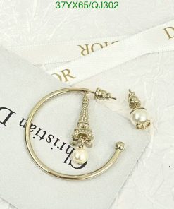 Eiffel Tower hoop earring with pearl detail on card.