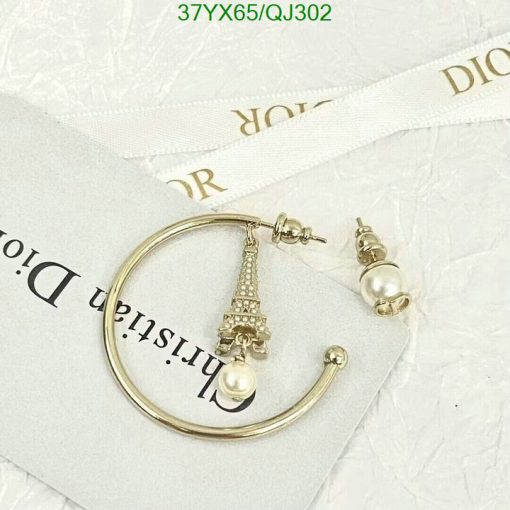 Eiffel Tower hoop earring with pearl detail on card.