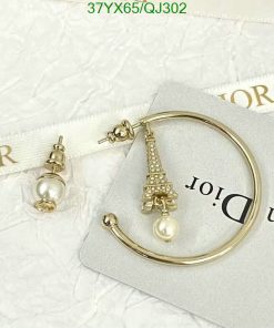 Eiffel Tower charm bracelet and pearl earring set.