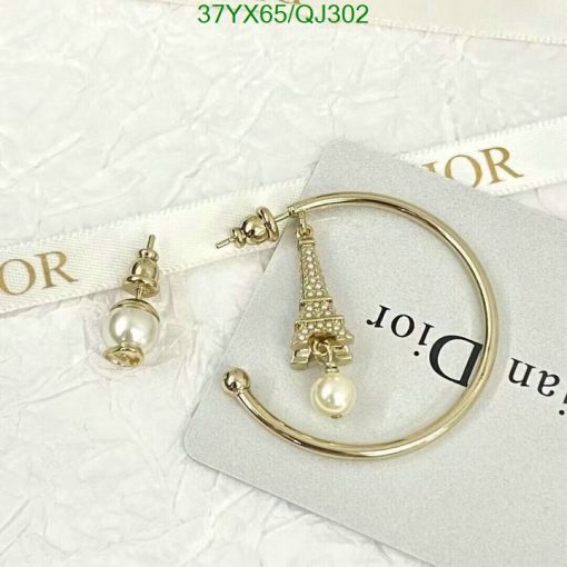 Eiffel Tower charm bracelet and pearl earring set.