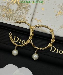 Gold bracelet with pearls on designer case.