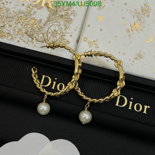 Gold bracelet with pearls on designer case.