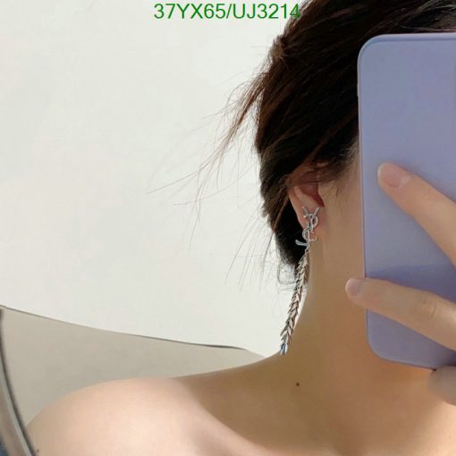 Person showing feather earring with phone.