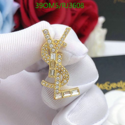 Gold diamond-studded dollar sign pendant.