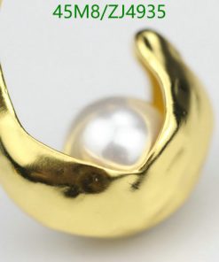 Gold pearl pendant close-up.