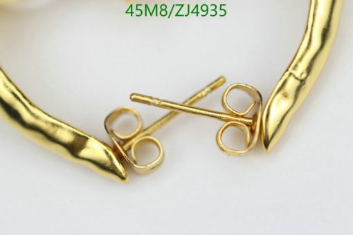 Gold metal collar tips and stick pins.