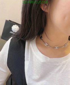 Woman wearing stylish silver chain necklace.