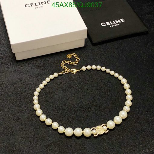 Pearl bracelet with gold clasp and luxury packaging.