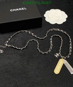 Silver chain with pendant and branded box.