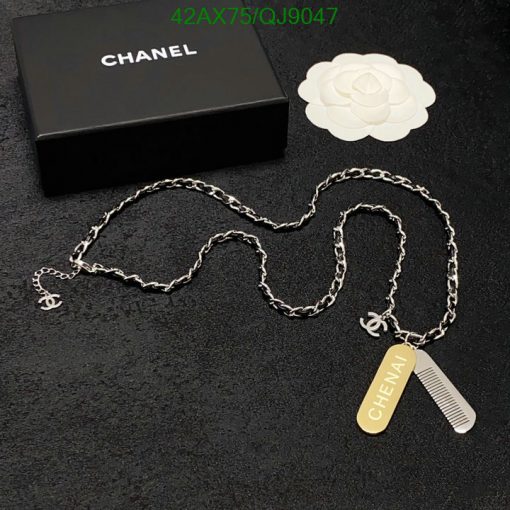 Silver chain with pendant and branded box.