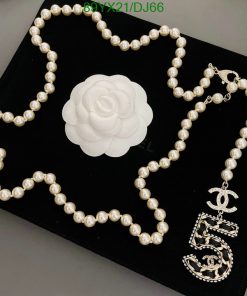 Elegant pearl necklace with white flower and designer pendant.