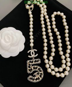 Elegant pearl necklace with flower brooch and pendant.