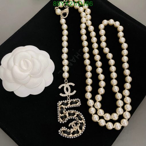 Elegant pearl necklace with flower brooch and pendant.