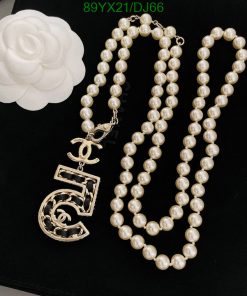 Pearl necklace with flower brooch and pendant.