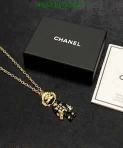 Chanel necklace with box and authenticity certificate.