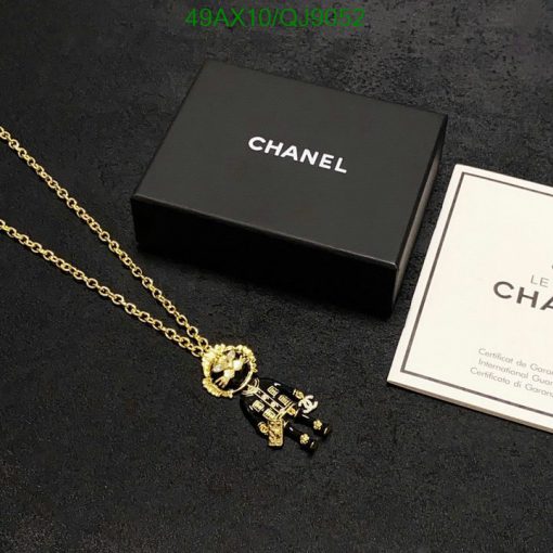 Chanel necklace with box and authenticity certificate.