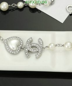 Pearl bracelet with heart and horseshoe charms.