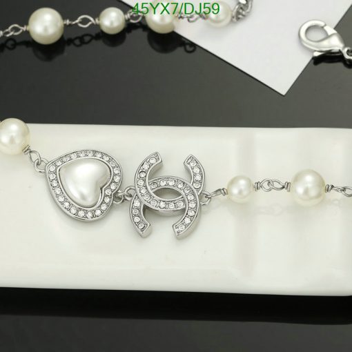 Pearl bracelet with heart and horseshoe charms.