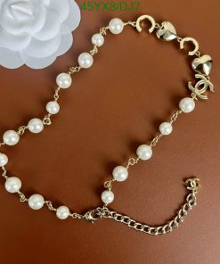 Elegant pearl bracelet with gold chain and clasp.