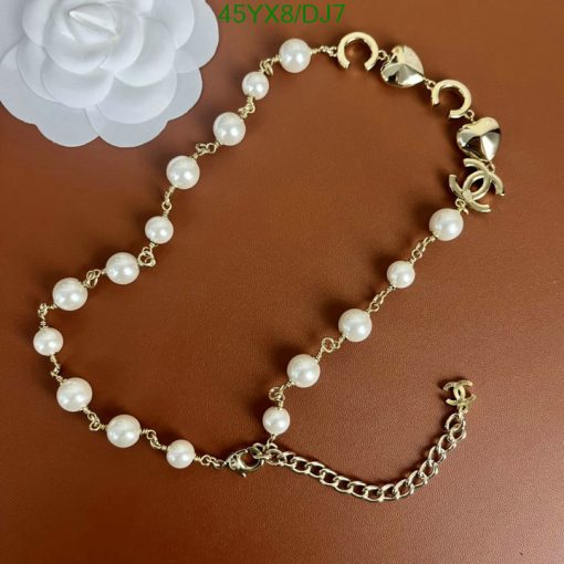 Elegant pearl bracelet with gold chain and clasp.