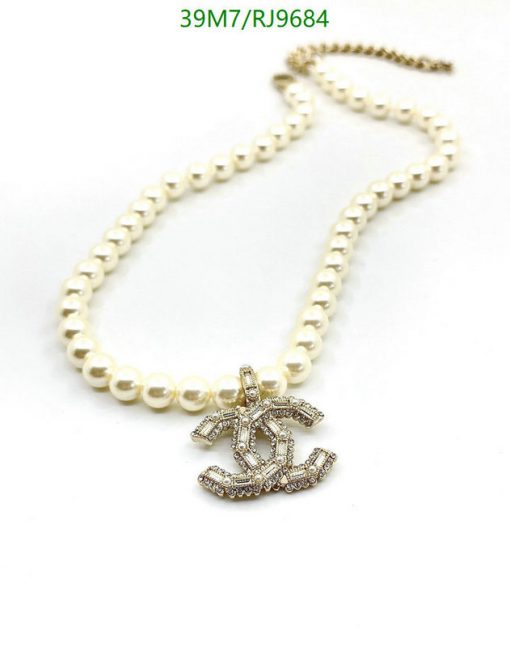 Pearl necklace with anchor pendant.