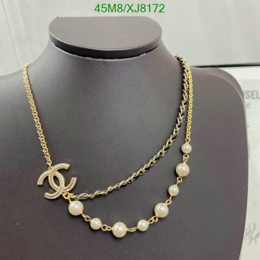 Elegant pearl and gold chain necklace on mannequin.