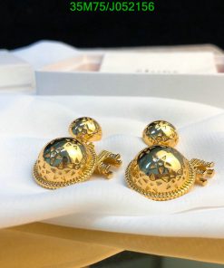 Gold filigree cufflinks and studs set on white cloth.