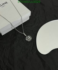 Elegant silver floral pendant necklace with designer box.