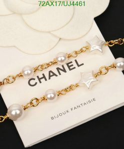 Gold pearl star bracelet on branded display card.