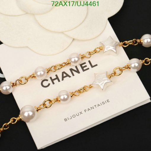 Gold pearl star bracelet on branded display card.