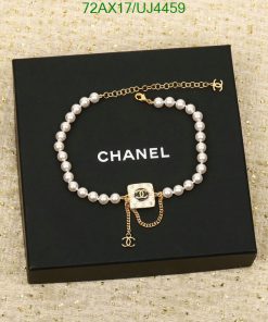 Pearl bracelet on black box with logo.