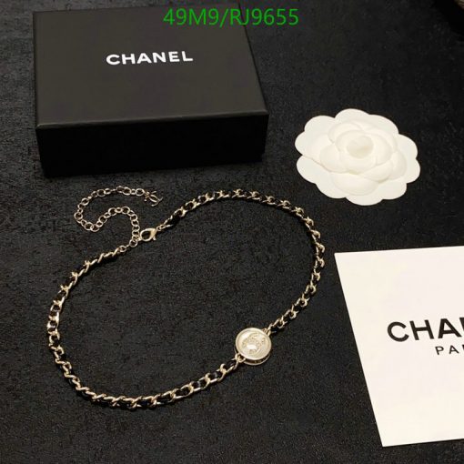 Chanel branded necklace and box with white flower decoration.