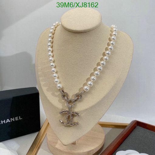 Elegant pearl necklace on mannequin with pendant.