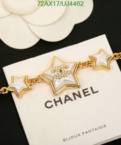 Gold star bracelet on branded card.