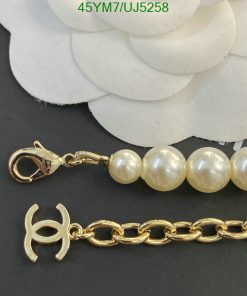 Pearl bracelet with gold clasp and charm