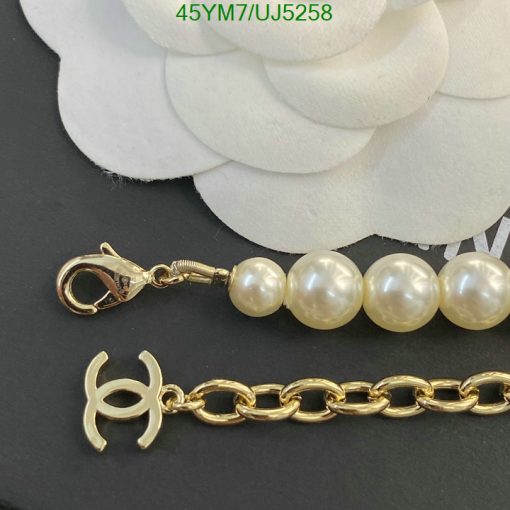 Pearl bracelet with gold clasp and charm